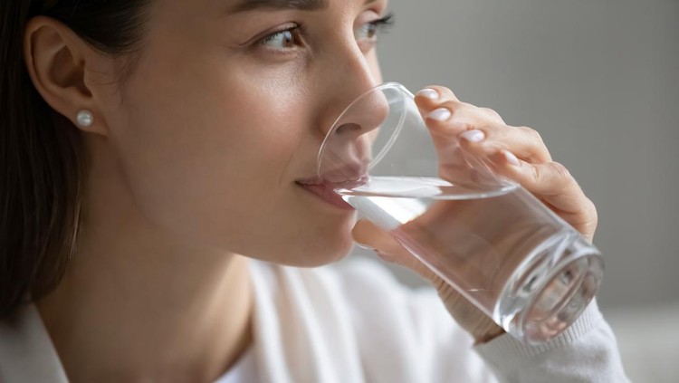 Ilustrasi minum air putih atau air mineral