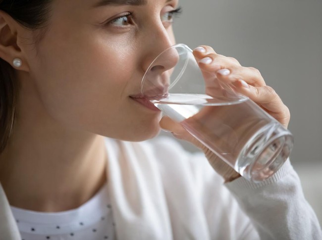 5 Manfaat Minum Air Hangat Saat Perut Kosong Pagi Hari