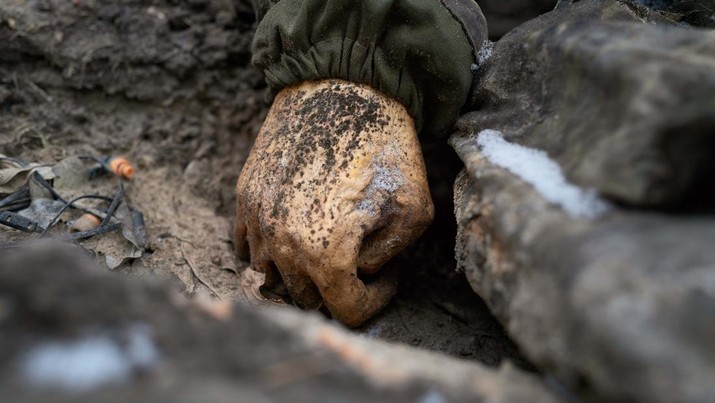 Jenazah tentara Rusia tergeletak di genangan lumpur beku pada 12 Januari 2023 di Kurylivka, Ukraina. (Getty Images/Pierre Crom)
