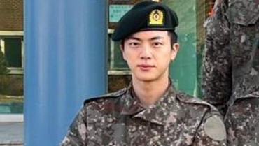 img-title Lagi Wajib Militer, Jin BTS Punya Keponakan Kedua