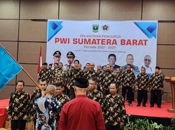 Ketua Umum PWI Pusat Lantik Basril Basyar Jadi Ketua PWI Sumbar