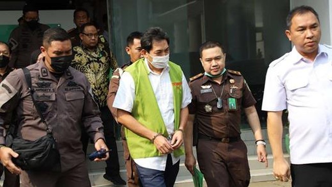 Kejaksaan Agung resmi menahan empat tersangka kasus dugaan korupsi pengadaan satelit Slot Orbit 123 derajat bujur timur Kemenhan.