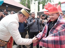 Dinilai Sosok Penengah, KSAD Dudung Diberi Gelar Adat Daeng Malewa di Gowa