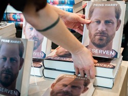 Penulis Bayangan Buku Memoar Pangeran Harry Buka Suara, Tertekan Gegara Paparazi