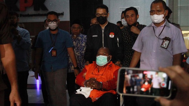 Sidang pembacaan surat dakwaan Lukas Enembe ditunda hingga 19 Juni. Ia mengaku sakit dan tidak bisa mengikut sidang hari ini.