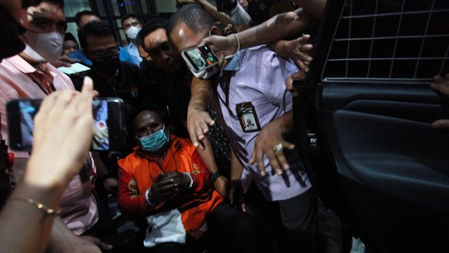 KPK mencecar Ketua Majelis Rakyat Papua (MRP) Timotius Murib perihal dugaan aliran dana dan kepemilikan aset Lukas Enembe.