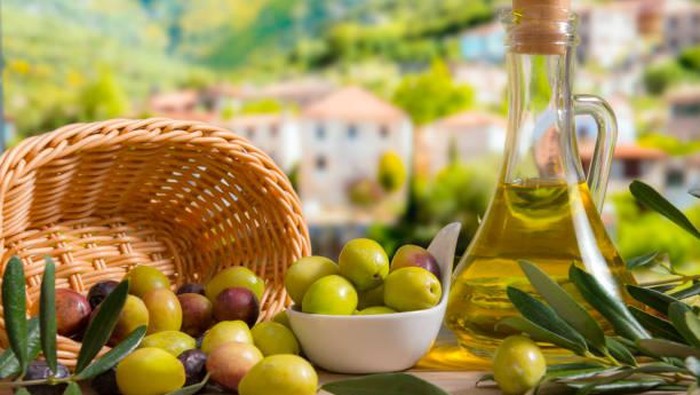 img-title Wajah Lebih Glowing dan Awet Muda dengan Pakai Olive Oil, Ini Rekomendasi Produknya!