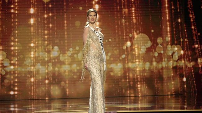 Gaun rancangan desainer Hengki Kawilarang dikenakan oleh Miss Guatemala Ivana Batchelor saat beraksi di Preliminary Competition Miss Universe 2022.