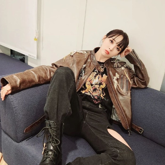 Moon Byul dengan Jaket Kulit Cokelat dan Ripped Jeans Hitam. Foto Instagram: mo_onbyul