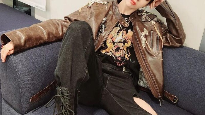 Moon Byul dengan Jaket Kulit Cokelat dan Ripped Jeans Hitam. Foto Instagram: mo_onbyul