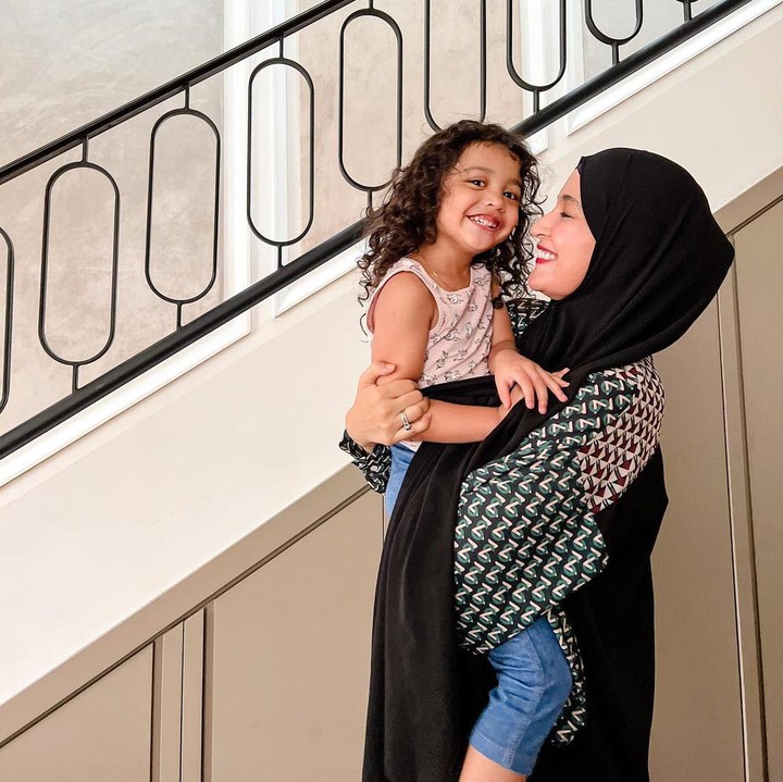 <p>Shafiyyah lahir pada 25 April 2018. Kini, usia Shafiyyah hampir genap 5 tahun. Shireen kerap membagikan potret Shafiyyah ke laman Instagram-nya. "Kitingnya mami masyaaAllah. Yang karakternya beda banget dari kaka kakanya. Tiap anak itu beda beda, dan ku menikmati keunikan mereka," tulis Shireen sebagai keterangan fotonya.  (Foto: Instagram: @shireensungkar)</p>