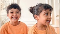 <p>Tak hanya itu, bocah yang akrab disapa Sya ini juga terlihat sangat akrab dengan kakak perempuannya, Hawa. Keduanya bahkan begitu mirip seperti anak kembar. "Yang satu demen di foto yang satu paling males di foto (emoji tertawa) Jangan lupa ucapin ya MasyaaAllah tabarakaAllah," tulis Shireen untuk foto unggahannya. (Foto: Instagram: @shireensungkar)</p>