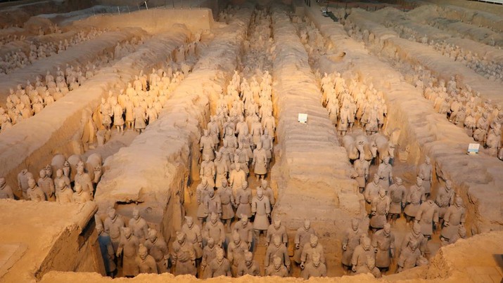 Prajurit terakota terlihat di Museum Prajurit Terakota dan Kuda Kaisar Qin Shihuang di Xian, di Provinsi Shaanxi, China barat laut pada 8 Januari 2018. (Dok. File - LUDOVIC MARIN/AFP via Getty Images)