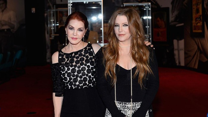 LAS VEGAS, NV - APRIL 23:  Actress Priscilla Presley (L) and singer Lisa Marie Presley attend the ribbon-cutting ceremony during the grand opening of 