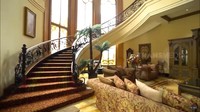 <p>Ruang keluarga di rumah Alshad Ahmad menyatu dengan tangga menuju ke lantai dua. Tangga yang besar dan tinggi ini terkesan seperti tangga dalam istana, ya Bun. (Foto: YouTube/TRANS7 OFFICIAL)</p>
