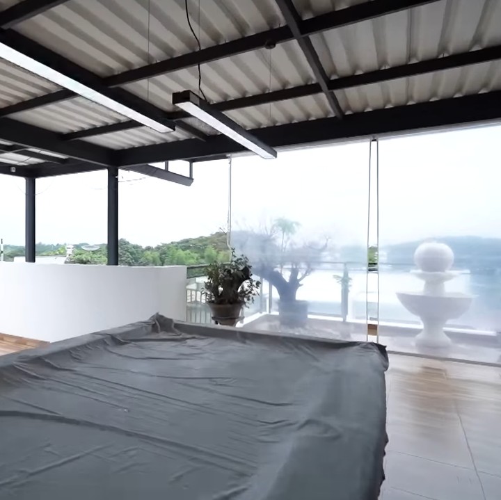 <p>Di bagian atas, terdapat <em>rooftop</em> lantai 4 yang sering dipakai suami Erlyanie untuk berkumpul bersama teman-temannya. Ia juga meletakkan satu meja biliard untuk bermain. (Foto: YouTube The Sungkars)</p>