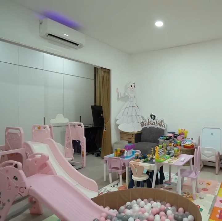 <p>Sementara itu, ada bekas ruang studio yang disulap menjadi ruang bermain anak. Mereka mendesain ruangan tersebut dengan warna yang lebih lembut seperti pink dan putih. (Foto: YouTube The Sungkars)</p>