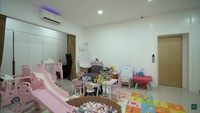 <p>Sementara itu, ada bekas ruang studio yang disulap menjadi ruang bermain anak. Mereka mendesain ruangan tersebut dengan warna yang lebih lembut seperti pink dan putih. (Foto: YouTube The Sungkars)</p>