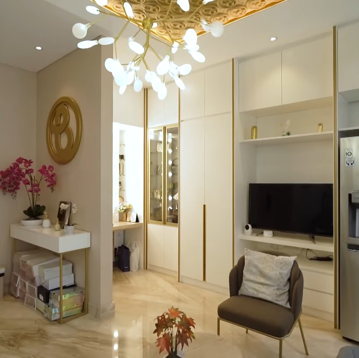 <p>Rumah Erlyanie dan suaminya terdiri dari dua kavling yang memiliki tiga kamar keluarga dan satu kamar tamu. (Foto: YouTube The Sungkars)</p>