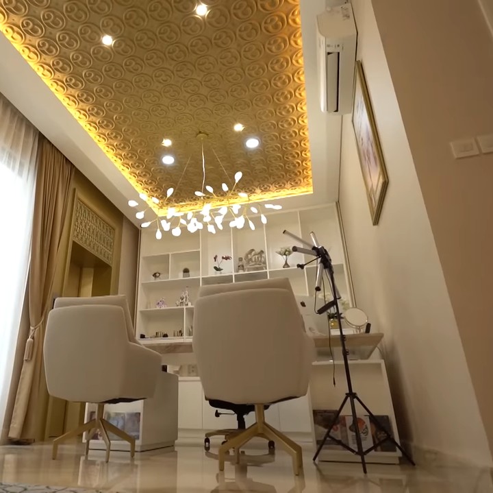 <p>Erlyanie dan suaminya juga merancang ruangan khusus yang digunakan sebagai tempat mereka bekerja dengan tenang. (Foto: YouTube The Sungkars)</p>