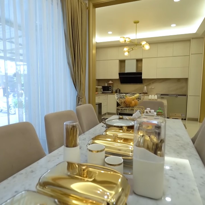 <p>Di tengah rumah mereka, Erlyanie memiliki ruang makan yang dilengkapi dengan meja panjang untuk berkumpul bersama keluarga. (Foto: YouTube The Sungkars)</p>