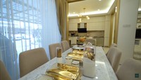 <p>Di tengah rumah mereka, Erlyanie memiliki ruang makan yang dilengkapi dengan meja panjang untuk berkumpul bersama keluarga. (Foto: YouTube The Sungkars)</p>