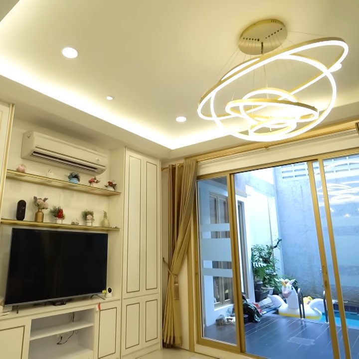 <p>Rumah Erlyanie didesain dengan nuansa elegan yang memadukan warna gold, krem, serta black. Hal itu karena Erlyanie menyukai perpaduan black-gold yang mendasari nama bisnis B Erl Cosmetics. (Foto: YouTube The Sungkars)</p>