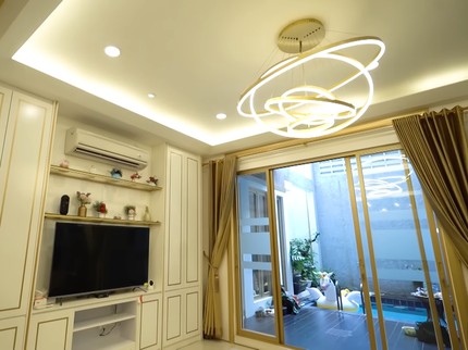 7 Potret Rumah Mewah Mantan ART Boyolali, Bernuansa Black-Gold