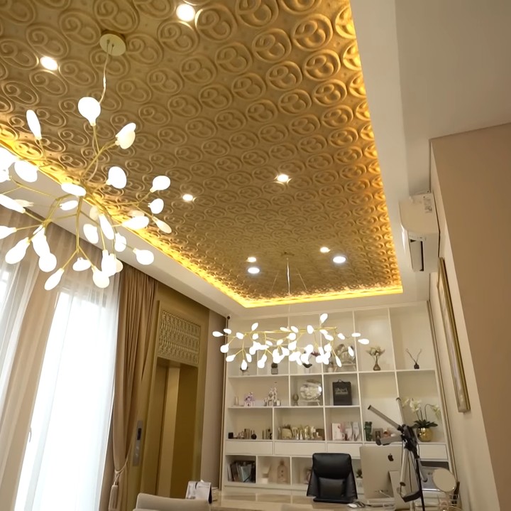 <p>Mantan ART asal Boyolali kini menjadi pengusaha sukses. Erlyanie merupakan pendiri dan CEO brand B Erl Cosmetics sejak 2017 lalu. Kini jadi hidup sukses, ia dan keluarganya tinggal di rumah mewah. (Foto: YouTube The Sungkars)</p>