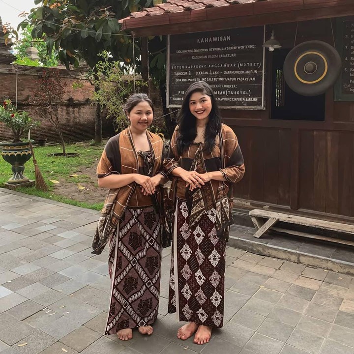 <p>Erina Gudono memiliki sosok adik perempuan cantik bernama Shania Gudono. Shania yang berparas cantik seperti sang kakak ini menjalani bisnis preloved kebaya, kain, dan selendang yang diberi nama Sandhangan Kebaya Ranum. (Foto: Instagram @shaniagudono)</p>