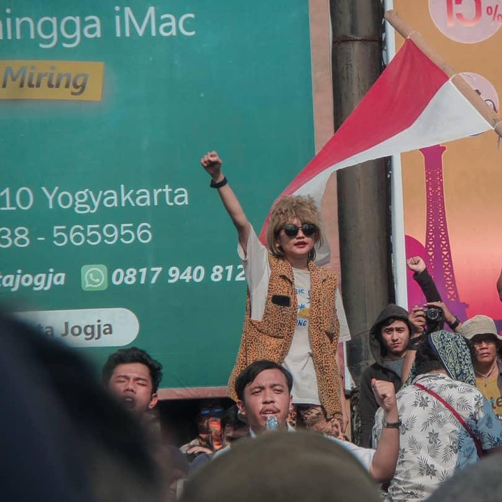 <p>Sebagai mahasiswi, Shania kerap mengikuti kegiatan sosial dan aktivis. Salah satunya adalah ketika ia berpartisipasi di kegiatan sosial Gejayan Memanggil. (Foto: Instagram @shaniagudono)</p>