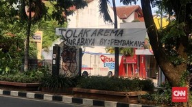 Spanduk Tolak Arema Muncul di PN Surabaya Jelang Sidang Kanjuruhan