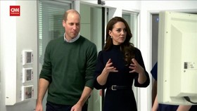 VIDEO: Pangeran William Abaikan Pertanyaan soal Buku Memoar Harry