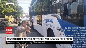 VIDEO: Transjakarta Mogok di Tengah Perlintasan Rel Kereta