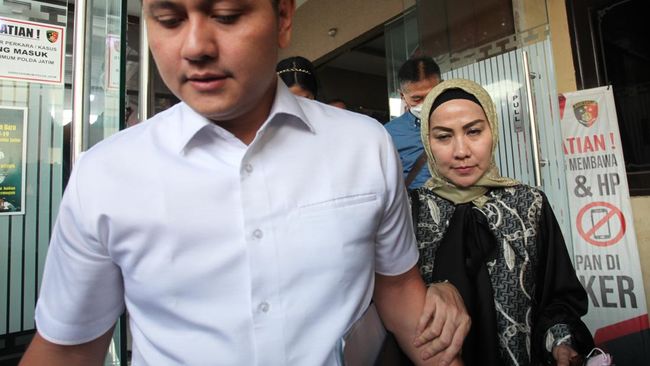 Ibunda Venna Melinda merasa ada kelakuan Venna Melinda yang tak biasanya dua bulan terakhir, sebelum terungkap kasus KDRT dari Ferry Irawan.