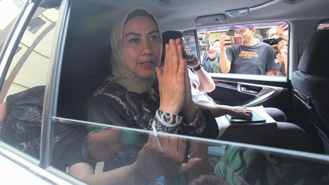 Aktris sekaligus politisi Venna Melinda mengaku sempat mengalami pendarahan pada hidung saat jadi sasaran KDRT yang dilakukan oleh suaminya, Ferry Irawan.