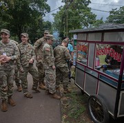 Viral di Medsos Tentara Amerika Serikat Sumringah Jajan Batagor & Siomay Bandung, Netizen: Siomay Bring Peace To The World!