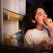 Sering Lapar Tengah Malam? Yuk, Hentikan Kebiasaan Makan Berlebih dengan 4 Cara Ini!