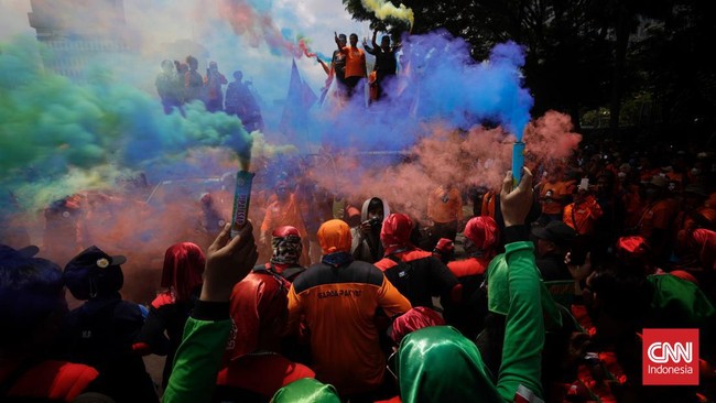 Buruh Bakal Demo Besar-besaran Tolak Isi Perppu Ciptaker 6 Februari Buruh dari berbagai elemen akan menggelar aksi besar-besaran menolak Perppu Cipta Kerja. Tidak hanya di Jakarta, tetapi juga berbagai daerah lain.