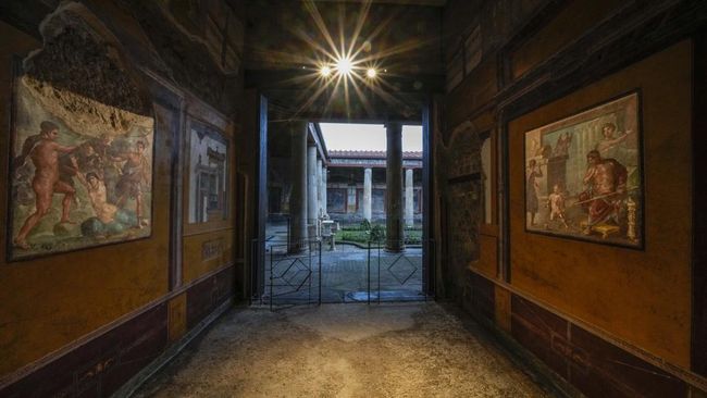 Sebuah rumah besar yang dipenuhi lukisan-lukisan erotis di dindingnya, House of Vettii di Pompeii, Italia, kembali dibuka setelah 20 tahun proses restorasi.