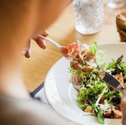 Benarkah Makan Lebih Banyak Karbohidrat dan Sedikit Protein Jadi Kunci Umur Panjang? Ini Penjelasannya