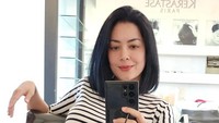 <p>Di usia 45 tahun, Lulu Tobing tampak masih sangat awet muda. Penampilan kasual Lulu Tobing juga kerap mencuri perhatian. Wanita ini sering mengenakan kaus dan jeans di kesehariannya. Banyak netizen bilang, Lulu awet muda seperi ABG. (Foto: Instagram @lutob)</p>