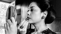 <p>Pesonanya tak tanggung-tanggung. Dalam busana apapun yang ia kenakan, Lulu Tobing selalu tampil menawan, ya, Bunda. Lihat saja foto berikut. Meski dalam foto hitam putih, pesonanya tetap terlihat dalam balutan kebaya. (Foto: Instagram @lutob)</p>