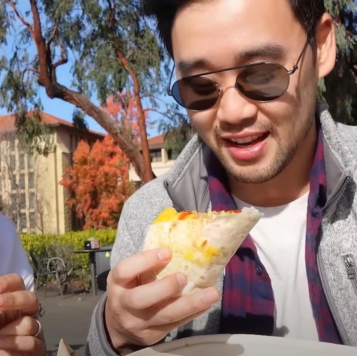 <p>Maudy dan Jesse juga juga menghabiskan waktu mereka untuk makan siang bareng di Stanford University. Keduanya bernostalgia membeli makan siang di kantin kampus. (Foto: YouTube Maudy Ayunda)</p>