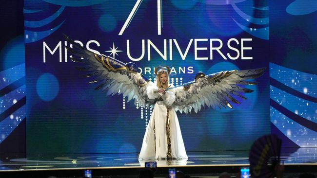 Miss Ukraina Viktoria Apanasenko tampil bak pejuang perang di sesi National Costume pada ajang Miss Universe 2022 di New Orleans, AS, Rabu (11/1).