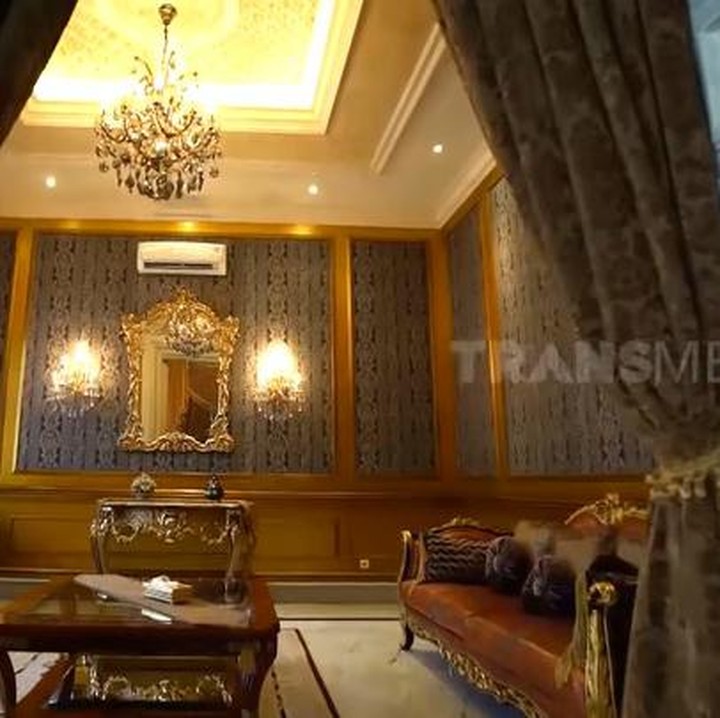 <p>Sebagai pebisnis dan aktivis, Monica Soraya menyediakan ruang pertemuan khusus dengan desain yang elegan dan bernuansa klasik. Bunda bisa melihat ada sofa, cermin, meja, serta lampu gantungnya menambah mewah seperti di dalam istana. (Foto: YouTube/TRANS7OFFICIAL)</p>