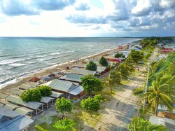 Pesona Pantai Ammani Pinrang, Paduan Keindahan Tepian Laut dan Persawahan