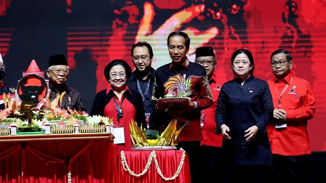 potongan video dan kalimat pidato Megawati Soekarnoputri dalam HUT ke-50 PDIP di media sosial cenderung mengarah upaya pembenturan dengan Presiden Jokowi.