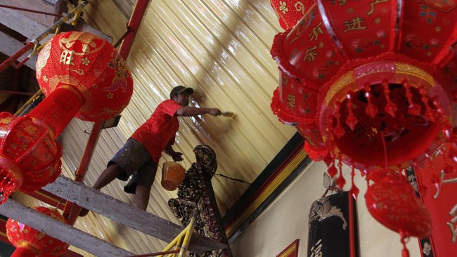 FOTO: Saat Kelenteng Bersolek Sambut Imlek