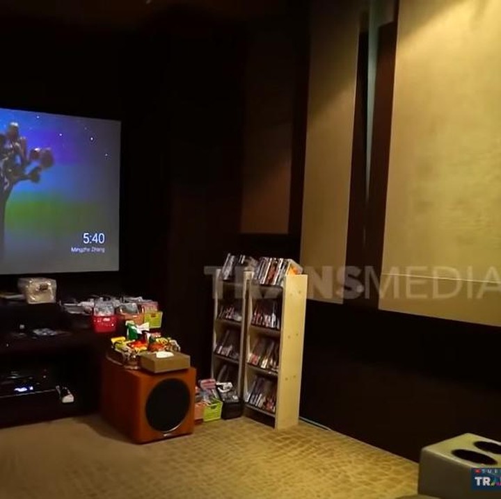 <p>Di rumah mewah Monica Soraya juga terdapat bioskop pribadi yang lengkap, Bunda. Terdapat sofa yang nyaman, layar yang besar, sound system, serta dinding dibuat kedap suara. (Foto: YouTube/TRANS7 OFFICIAL)</p>